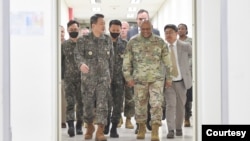 김승겸 한국 합동참모본부 의장이 31일 서울 수도방위사령부 벙커, 즉 B-1지휘소에서 앤서니 코튼 미국 전략사령관과 만났다. 사진 제공 = 한국 합참.