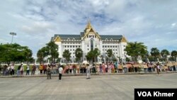 ប្រជាពលរដ្ឋរស់នៅទំនប់៩៤ ក្នុងស្រុកកណ្តាលស្ទឹង ខេត្តកណ្តាលកំពុងលើកបដាសុំកិច្ចអន្តរាគមន៍ជម្លោះដីធ្លី នៅមុខក្រសួងដែនដី នគររូបនីយកម្ម និងសំណង់ ក្នុងរាជធានីភ្នំពេញ នាថ្ងៃទី២៧ ខែមិថុនា ឆ្នាំ២០២៤។ (ជា ម៉ារ៉ា/វីអូអេ)