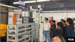 明新科技大學機械系老師賴國銘正對葛蘭等同學上課 (美國之音/林柏宏)