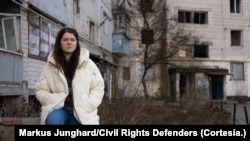 Mariia Sulialina, ganadora del premio internacional Defensora de los Derechos Civiles del Año, otorgado por Civil Rights Defenders, posa para una fotografía tomada por la organización, promotora del activismo por los derechos humanos.