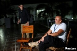 Andrey Avendaño y Alexander Díaz Mendoza, más conocido por su nombre de guerra Calarcá Córdoba, del Estado Mayor Central (EMC) de las Fuerzas Armadas Revolucionarias de Colombia, en San José del Guaviare, Colombia, el 8 de marzo de 2024.