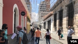 Varias personas recorren el casco histórico de Caracas.