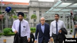 Mantan Menteri Transportasi Singapura S Iswaran (tengah) tiba di gedung pengadilan negara didampingi oleh kuasa hukumnnya, di Singapura, pada 18 Januari 2024. (Foto: Mark Cheong/The Straits Times/Handout via Reuters)