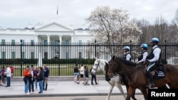 ARCHIVO - La Policía de Parques de EEUU patrulla a caballo Lafayette Square cerca de la Casa Blanca en Washington, D.C., el 23 de febrero de 2023.