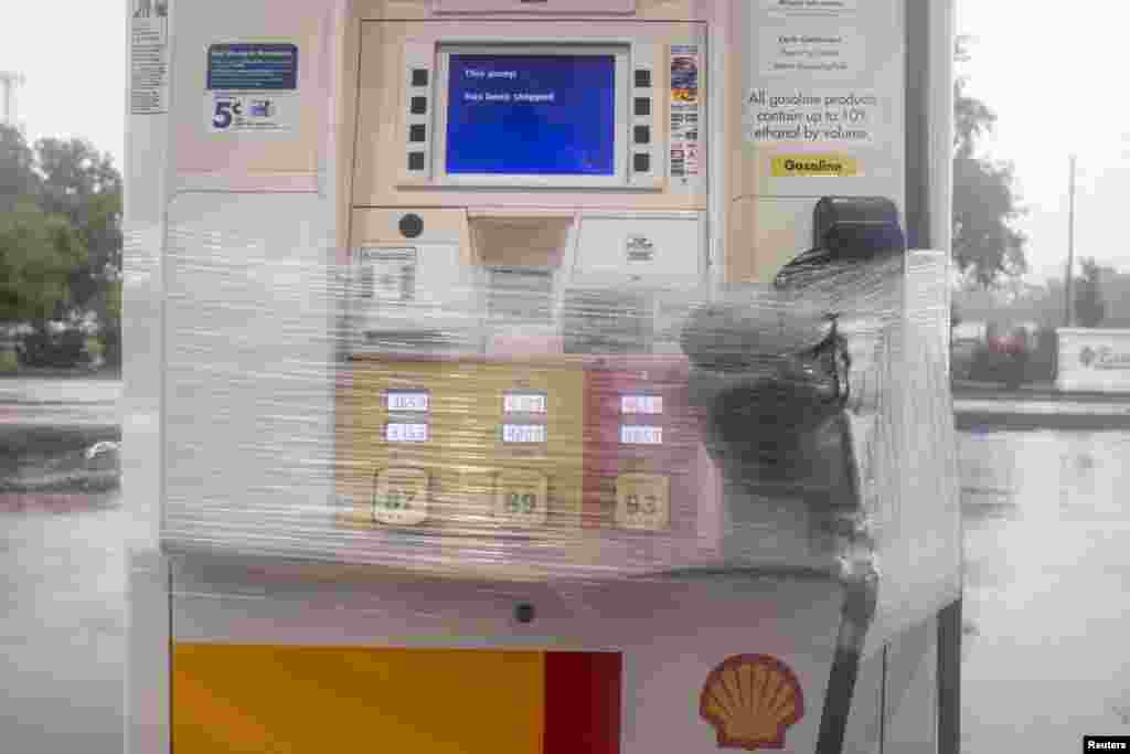 Una bomba de combustible está cerrada en una gasolinera Shell durante la lluvia y el viento del huracán Idalia en Clearwater, Florida.