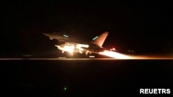 យន្តហោះ RAF Typhoon ចេញប្រតិបត្តិការ​ដើម្បី​វាយប្រហារ​លើ​គោលដៅរបស់​ក្រុម​ហ៊ូធី នៅប្រទេស​យេម៉ែន​ ក្នុង​តំបន់​សមុទ្រក្រហម កាលពីថ្ងៃទី១២ ខែមករា ឆ្នាំ២០២៤។ (Sgt Lee Goddard/UK MOD/Handout via REUTERS)