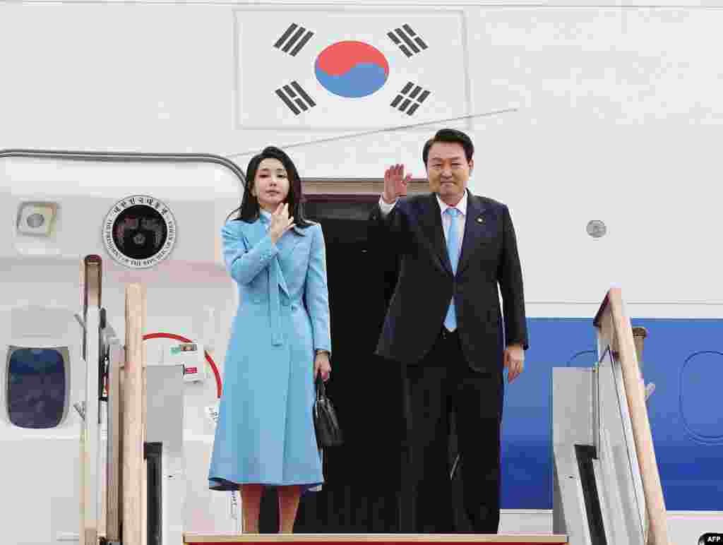 윤석열(오른쪽) 한국 대통령과 부인 김건희 여사가 24일 성남 서울공항에서 5박 7일 미국 국빈 방문을 위해 공군 1호기에 오르며 인사하고 있다. 