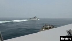 타이완 해협에서 중국 해군 함정이 미국 해군 구축함 정훈함 앞을 근접해 가로지르고 있다. (자료사진)