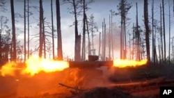 En esta foto tomada de un video publicado por el Servicio de Prensa del Ministerio de Defensa de Rusia el jueves 25 de mayo de 2023, un soldado del ejército ruso dispara un sistema de misiles antitanque Fagot hacia una posición ucraniana en un lugar no revelado. 