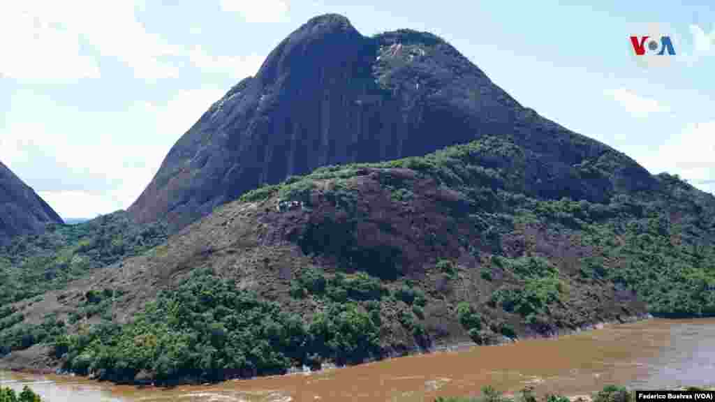 Este es uno de los tres cerros que conforman el Mavecure llamado Pajarito, uno de los más altos con 712 metros de altura. 