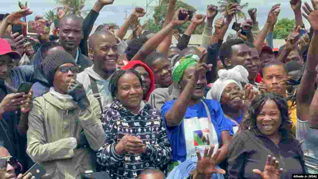 Militantes aderem à manifestação da Renamo pela "reposição da verdade eleitoral autárquica" em Maputo.