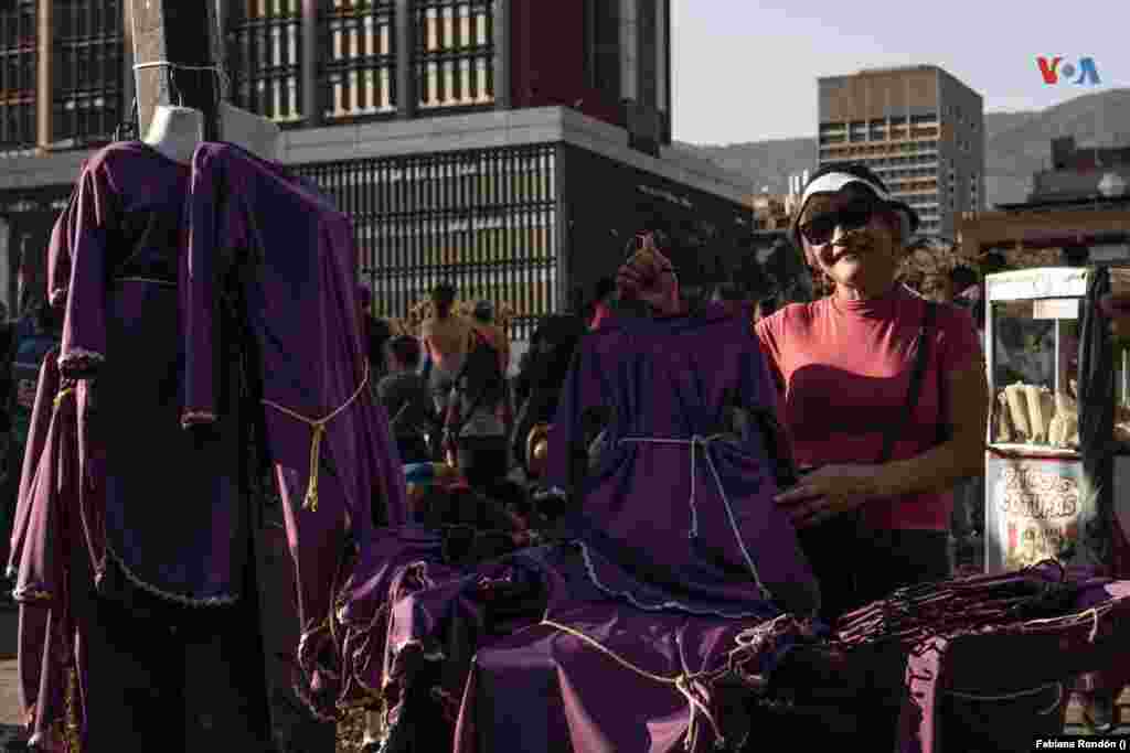 Además de los feligreses, muchos ciudadanos aprovecharon la procesión para vender su mercancía. Desde hace 30 años Gladys Medina vende túnicas moradas en honor al Nazareno. Este año no logró vender mucha mercancía, sus precios estaban entre los 5 y los 10 dólares.