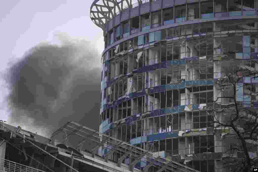 Un edificio dañado en el ataque con misiles de Rusia en Kiev, Ucrania El portavoz de la Fuerza Aérea de Ucrania, Yuriy Ihnat, dijo que los ataques rusos incluyeron misiles hipersónicos, de crucero y balísticos que son difíciles de interceptar, así como ataques con drones, y agregó que Rusia "aparentemente lanzó todo lo que tiene".