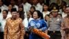 Wakil Presiden Hamzah Haz (kiri) mendampingi Presiden Megawati Sukarnoputri dalam perayaan Kemerdekaan ke-59 Republik Indonesia, di Jakarta, 18 Agustus 2004. Hamzah Haz wafat pada Rabu, 24 Juli 2024 dalam usia 84 tahun. (Foto: Bay Ismoyo/AFP)