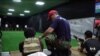 Kursus menembak untuk pertahanan sipil di Kuma Academy. (VOA/videograb)