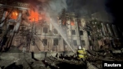 Los bomberos trabajan en el sitio de un edificio dañado por un ataque con misiles rusos, en medio del ataque de Rusia a Ucrania, en Mykolaiv, Ucrania, en esta captura de pantalla tomada de un video publicado el 27 de abril de 2023.