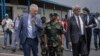 JM Chatainger ya limpinga lya Union européenne (G) , ntoma ya France Bruno Aubert (D) na mokambi ya etuka ya Nord-Kivu lieut-gén. Ndima Kongba (C) na Goma, 10 mars 2023.