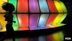 Una niña corre cerca del túnel de luces del Museo de los Niños, en Caracas
