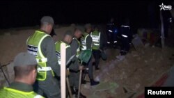 Los primeros equipos de emergencia caminaron entre los escombros tras el fuerte terremoto en la zona de Chichaoua, en Marruecos.