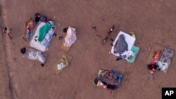 Migrantes venezolanos duermen al aire libre en un refugio temporal para migrantes administrado por una ONG, en Boa Vista, estado de Roraima, Brasil, el 8 de abril de 2023.
