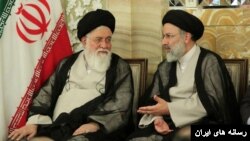 ابراهیم رئیسی، رئیس دولت جمهوری اسلامی در کنار احمد علم‌الهدی، امام جمعه مشهد و پدر همسرش.
