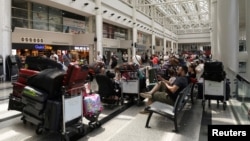Ljudi na međunarodnom aerodromu Bejrut-Rafic Hariri, u Bejrutu, Liban, 29. jula 2024.