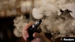 Un hombre sostiene un cigarrillo electrónico en una tienda de vapers en Monterrey, Mexico el 1 de febrero de 2019. 