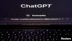 ARCHIVO - En esta fotografía ilustrativa tomada el 8 de febrero de 2023 se ve un teclado reflejado en la pantalla de una computadora que muestra el sitio web de ChatGPT, un chatbot de IA de OpenAI.