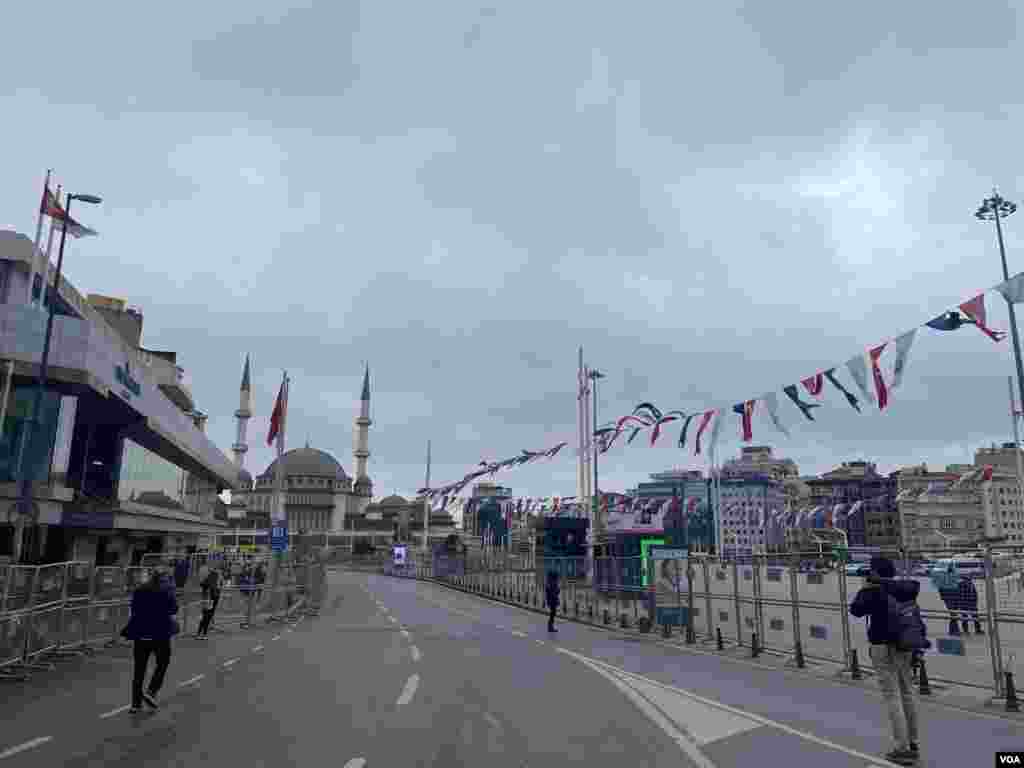 1 Mayıs sokakları polis bariyeleri ile kapalı ve sakindi. Zaman zaman ara sokaklarda toplanabilen küçük gruplar ilk olarak Beşiktaş’ta gözaltına alındı.