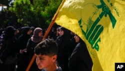 Moun asiste pwosesyon fineray yon konbatan Hezbollah ki rele Bilal Nemr Rmeiti ki mouri nan yon atak Izrayelyen nan sid Liban, 22 Oktob, 2023.