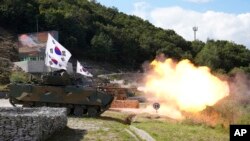 រូបឯកសារ៖ រថក្រោះប្រភេទ Army K2 របស់កូរ៉េខាងត្បូងបាញ់គ្រាប់ ក្នុងអំឡុងពេលនៃការធ្វើសមយុទ្ធបាញ់គ្រាប់ពិតនៅកន្លែងហ្វឹកហ្វឺនមួយក្នុងទីក្រុង Pocheon ប្រទេសកូរ៉េខាងត្បូង ថ្ងៃទី ២០ ខែកញ្ញា ឆ្នាំ២០២២។