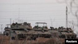 Tanques israelíes posicionados cerca de la frontera entre Israel y la Franja de Gaza en el sur de Israel el 22 de octubre de 2023.