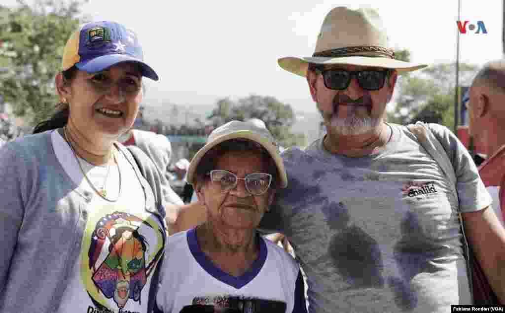 Lucía del Carmen tiene 83 años y más de 50 de ellos ha asistido a las procesiones de la Divina Pastora, virgen de la que se declara devota. “Le pido mucha salud y que ella sea el doctor que nos cure de los dolores. Acá voy caminando porque ella me cuida”.