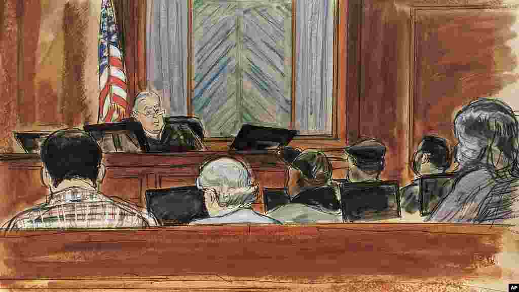 El jurado de nueve miembros del tribunal federal de Manhattan halló culpable a Donald Trump de abusar sexualmente de la escritora E. Jean Carroll en la década de 1990, y de difamarla, luego de tacharla de mentirosa. En el boceto de la sala del tribunal, el juez Lewis Kaplan lee las instrucciones del jurado antes de sus deliberaciones, las cuales duraron algo menos de tres horas. Aunque se le exculpó del cargo de violación, se le condenó a pagar 5 millones de dólares a Carroll por los otros cargos.