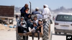 Los palestinos desplazados por la ofensiva aérea y terrestre israelí en la Franja de Gaza huyen de partes de Khan Younis, tras una orden de evacuación del ejército israelí, el sábado 27 de julio de 2024.