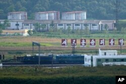 김정은 북한 국무위원장이 이전에 이용했던 것과 유사한 노란색 장식이 달린 녹색 열차가 11일 북한의 러시아와 중국 접경 지역을 지나는 모습을 중국 지린성 팡촨 전망대에서 촬영했다.