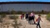 Un grupo de migrantes de Guatemala y Perú después de cruza el muro fronterizo desde México a EEUU en el sector de Tucson, Arizona, el 29 de agosto de 2023.