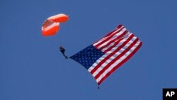 Un paracaidista de la 82 División Aerotransportada se sumerge con una bandera estadounidense durante la preparación del 79 aniversario del Día D en La Fiere, Normandía, Francia, el domingo 4 de junio de 2023. Los desembarcos en la costa de Normandía hace 79 años por parte de tropas estadounidenses y británicas se llevaron a cabo el 6 de junio de 1944. (Foto AP/Thomas Padilla)
