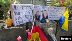 Se colocan flores y velas en el lugar, mientras los residentes lamentan la muerte de dos soldados ucranianos en la pequeña ciudad sureña de Murnau, Alemania, el 29 de abril de 2024.