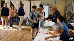 Žena glasa u drugom krugu parlamentarnih izbora u Rennesu, zapadna Francuska, 7. jula 2024.