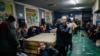 Civiles uranianos se refugian en un centro humanitario en Bájmut en medio de combates entre fuerzas rusas y ucranianas alrededor de la ciudad el 27 de febrero de 2023.
