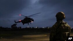 Detalle de fotografía de un helicóptero en operaciones del ejército en Santo Domingo de los Tsachilas, Ecuador, el lunes 9 de mayo de 2022. 