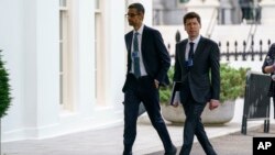 El CEO de Alphabet, Sundar Pichai, a la izquierda, y el CEO de OpenAI, Sam Altman, llegan a la Casa Blanca para una reunión con la vicepresidenta Kamala Harris sobre inteligencia artificial, el 4 de mayo de 2023 en Washington.