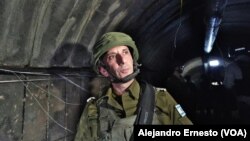El contralmirante DAniel Hagari, portavoz de las Fuerzas de Defensa de Israel posa en el interior del túnel de Hamás.