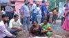 Seorang perempuan berduka di samping jenazah kerabatnya di luar rumah sakit Sikandrarao di distrik Hathras, 350 kilometer barat daya Lucknow, India, 2 Juli 2024. Sedikitnya 87 orang dilaporkan tewas terinjak-injak pada pertemuan keagamaan di India utara.(AP Photo/Manoj Aligadi)