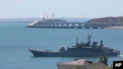Sebuah kapal militer pendarat milik Rusia berlayar melintas tak jauh dari jembatan Selat Kerch yang menghubungkan Krimea dan daratan Rusia., 17 Juli 2023. (Foto: AP Photo)