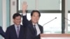 El vicepresidente de Taiwán, William Lai, saluda a los medios cuando parte hacia Paraguay en Taoyuan, Taiwán, el 12 de agosto de 2023.
