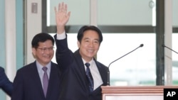 El vicepresidente de Taiwán, William Lai, saluda a los medios cuando parte hacia Paraguay en Taoyuan, Taiwán, el 12 de agosto de 2023.