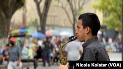 "Si veo que el ambiente está un poco apagado trato de animarlo con un poquito de música", dice el saxofonista a la Voz de América.