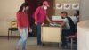 Una venezolana vota en las elecciones regionales del 21 de noviembre de 2021 en un centro de votación de Maracaibo, estado Zulia. El rector principal del poder electoral, Enrique Márquez, renunció a su cargo este martes.